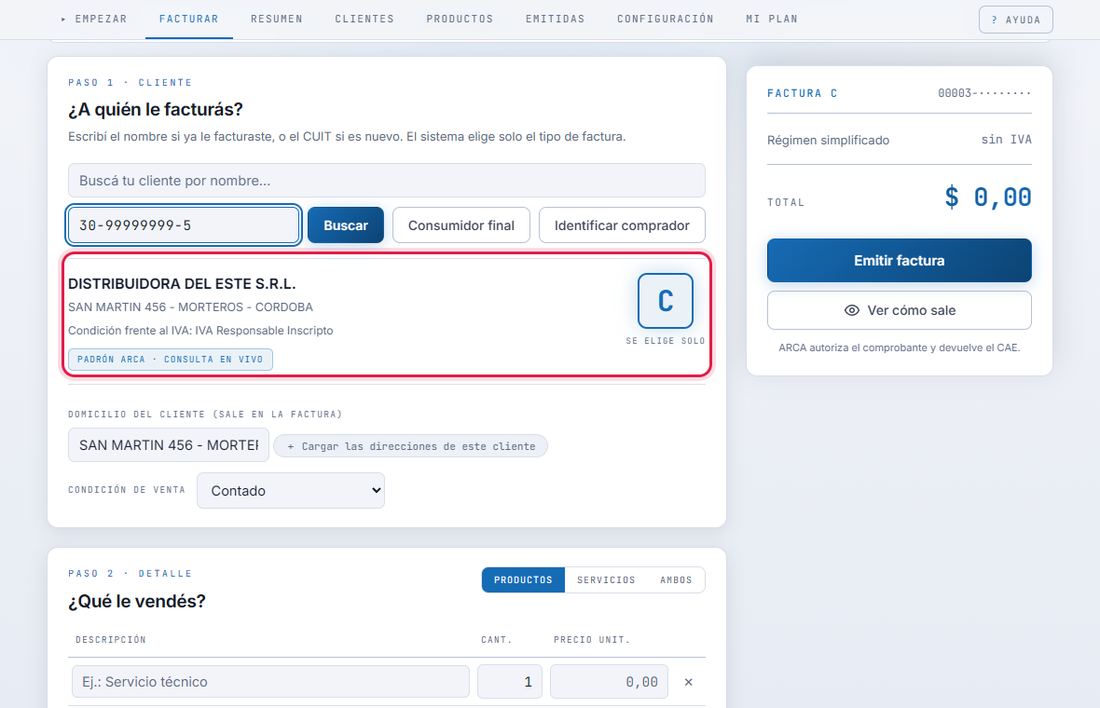 Pantalla Facturar de QFactura en la computadora: con el CUIT escrito aparecen el nombre, el domicilio y la condición de IVA del cliente, y la letra C elegida sola