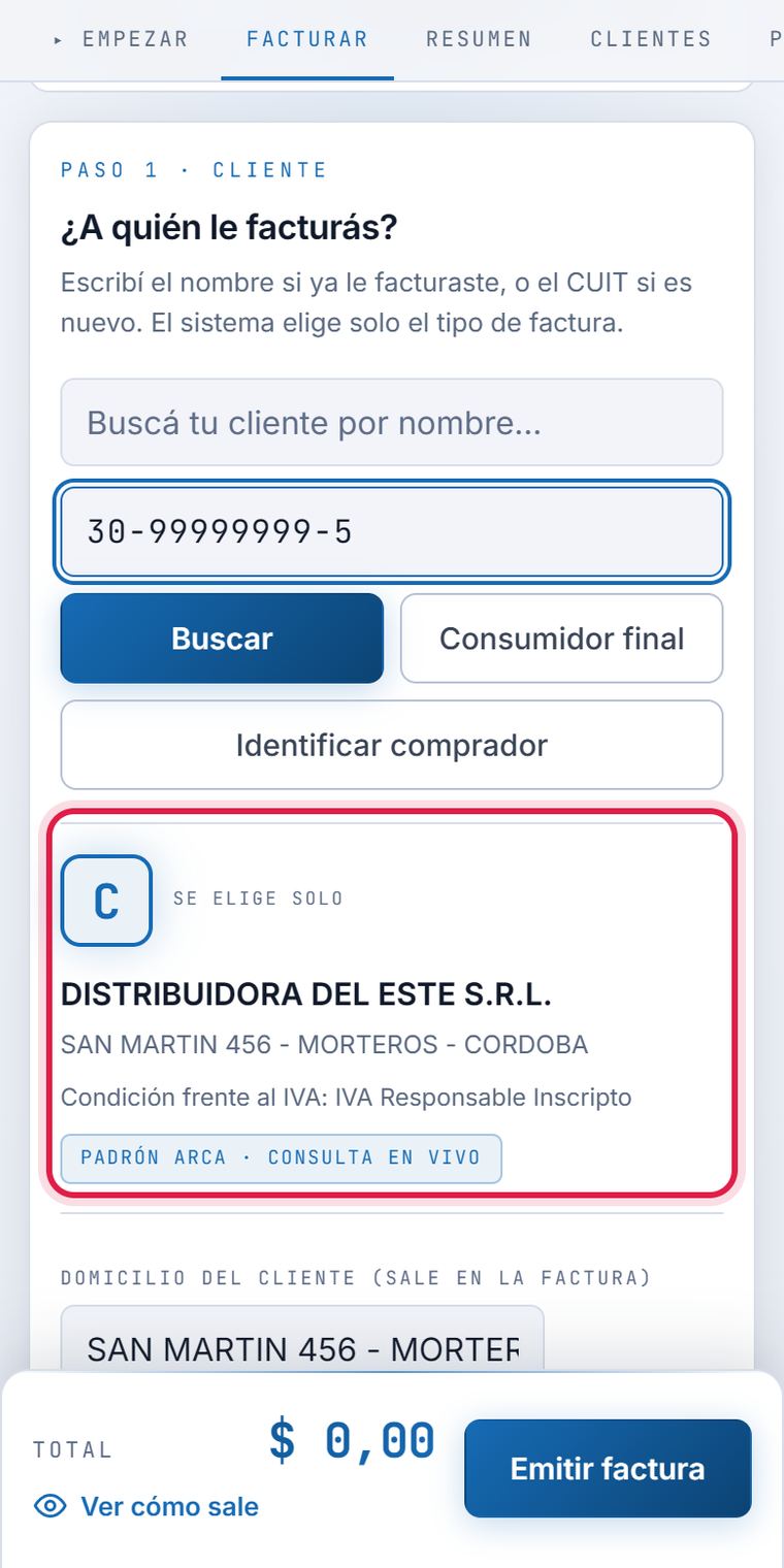 Pantalla Facturar de QFactura en el celular: con el CUIT escrito aparecen el nombre, el domicilio y la condición de IVA del cliente, y la letra C elegida sola