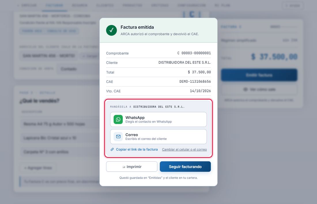 En la computadora, la ventana Factura emitida con el número, el cliente, el total y el CAE, y los botones para mandarla por WhatsApp o por correo marcados con un círculo rojo