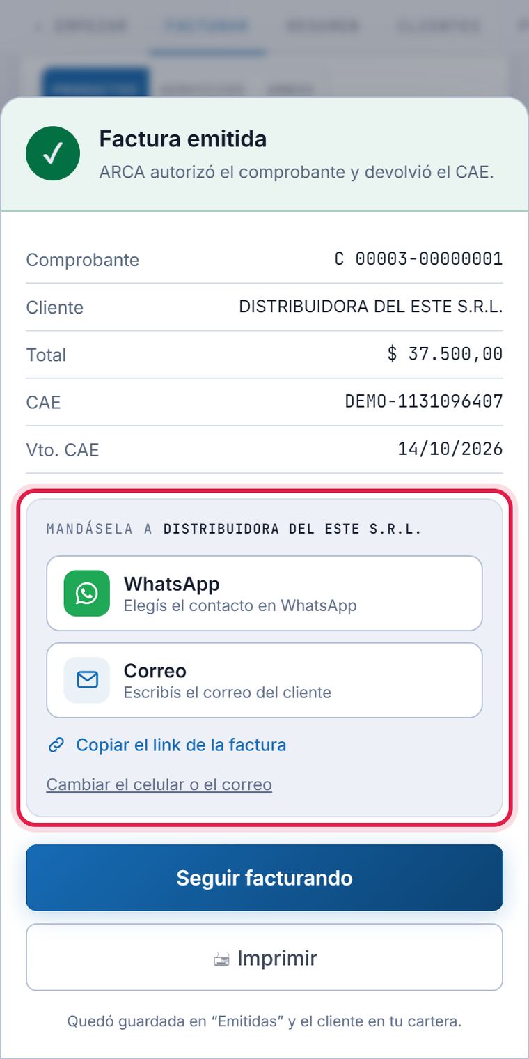 En el celular, la ventana Factura emitida con el número, el cliente, el total y el CAE, y los botones para mandarla por WhatsApp o por correo marcados con un círculo rojo